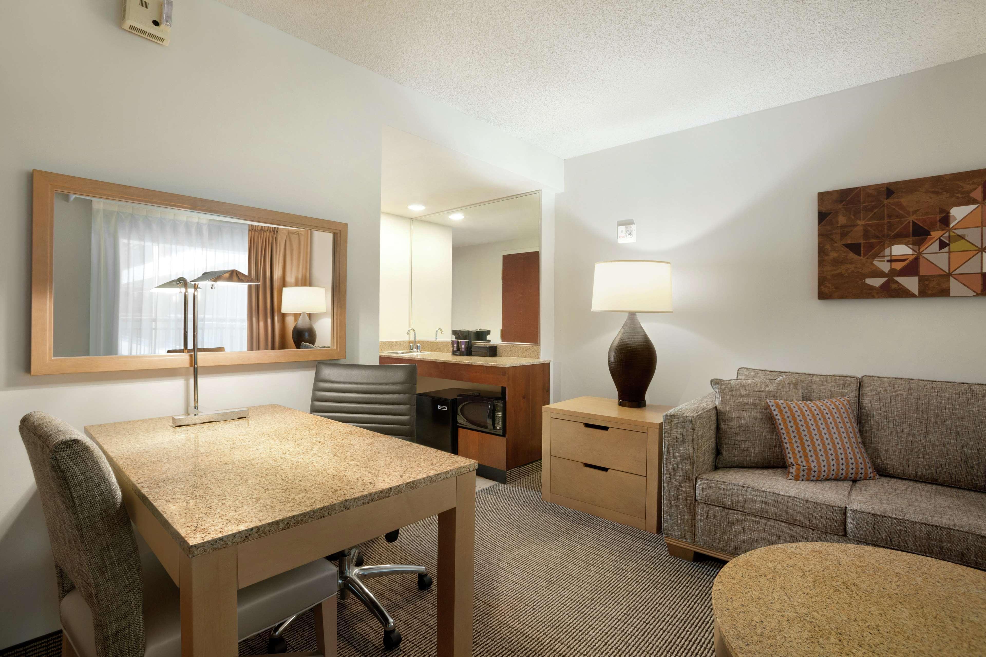 Embassy Suites By Hilton Denver International Airport Esterno foto